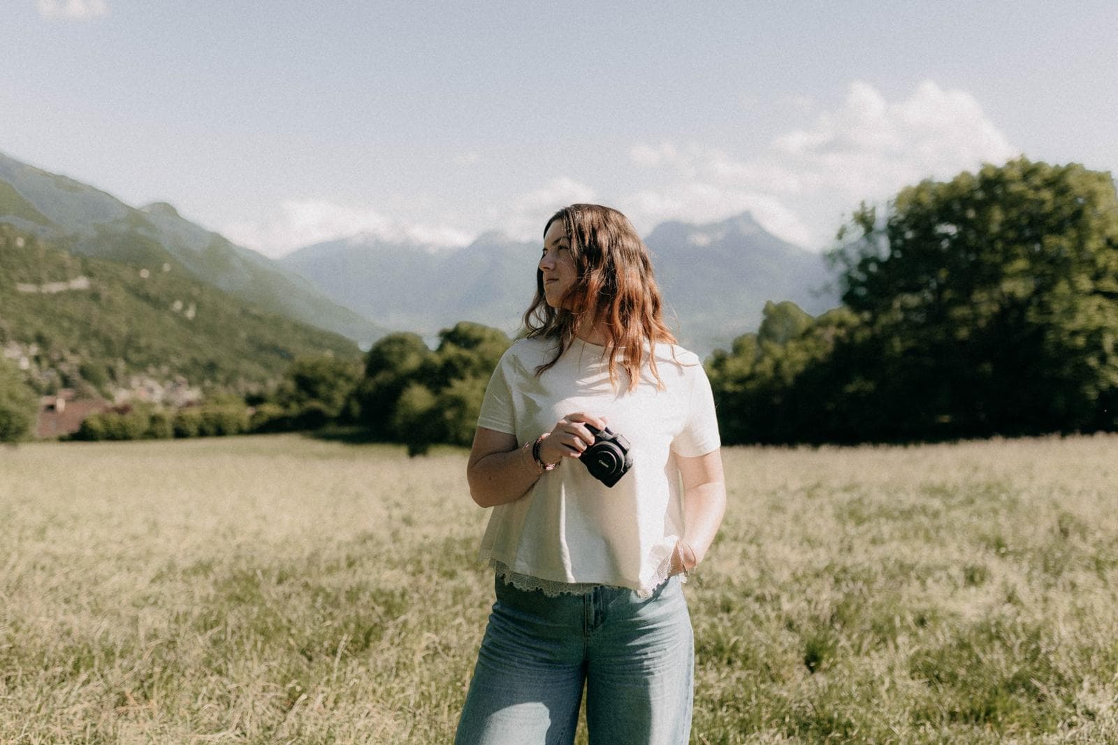 Chloé en séance photo dans la nature près d'Annecy